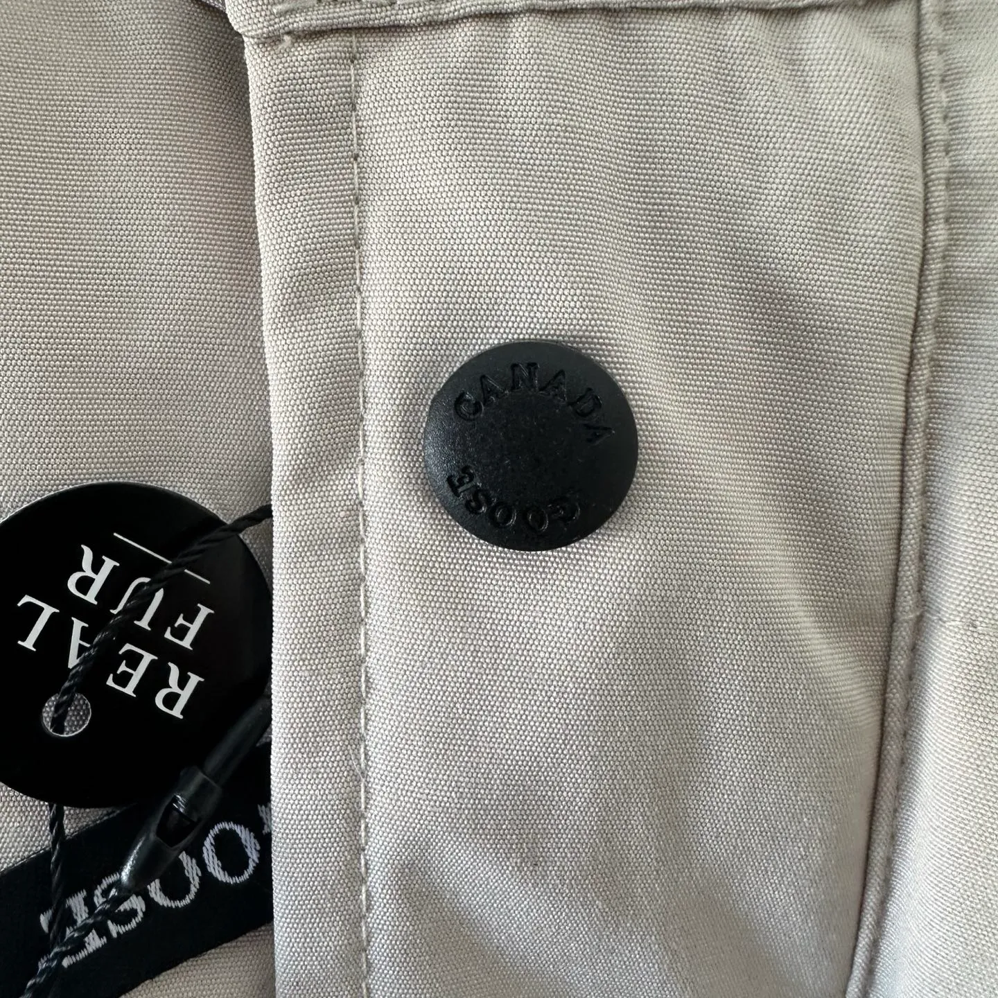 P380 Top real shot - Style number: TT119 Canada Goose has always been recognized as the warmest down jacket. Various Instagram celebrities, Internet celebrities, and celebrities often wear it for street photos. I make Canada Goose every year, but I still can't get rid of my love for the goose. No matter how cold the days are, there is no need to be afraid because of the care of the goose. The down vest is definitely a concave shape in autumn and winter. It is a trading company order model, exclusively launched! The purchase at the counter is the same as the genuine original clothes. Pay attention to the matching. There is velvet on the back collar, which is more warm. There is a zippered hidden pocket on the inside, and the genuine net pocket is synchronized inside. You need to compare the genuine products at any time. All the accessories are custom-made from the original factory. 1️⃣Fabric: Domestic exclusive Japanese original fabric with characteristics: waterproof, drill-proof, anti-fading, 24-count calendered woolen surface (waterproof level conforms to the ball raincoat level) 2️⃣Down: national standard 80 white duck down Supports identification (many on the market are 50 velvet and recharged in order) with better thermal insulation performance, light and not heavy, and good recovery of fluffiness after compression!  3️⃣Zipper: Original factory customized zipper with clear engraving and perfect texture. Original customized authentic YKK military-grade copper core zipper puller that can withstand hundreds of thousands of pulls. 4️⃣Embroidery: Imported new Behringer embroidery machine customized with 10,000-needle electric embroidery, full/three-dimensional/clear! 5️⃣: 400D high-density count liner fabric in the inner liner completely eliminates the problem of velvet leakage and velvet leakage. In the down woven category, there is no bragging. There is currently almost no one that can do better than us! Make an original product with care, so that every customer has the confidence to introduce it to his customers: This is the top replica version in China. A good product does not need too much soft text to set it off. Color: black, gray, off-white, size: Please note that slight color differences on the product are normal and will not be used as a reason for return or exchange. #Due to different monitor display pixels and external factors such as shooting lighting